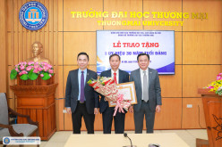 Lễ trao tặng huy hiệu 30 năm tuổi Đảng