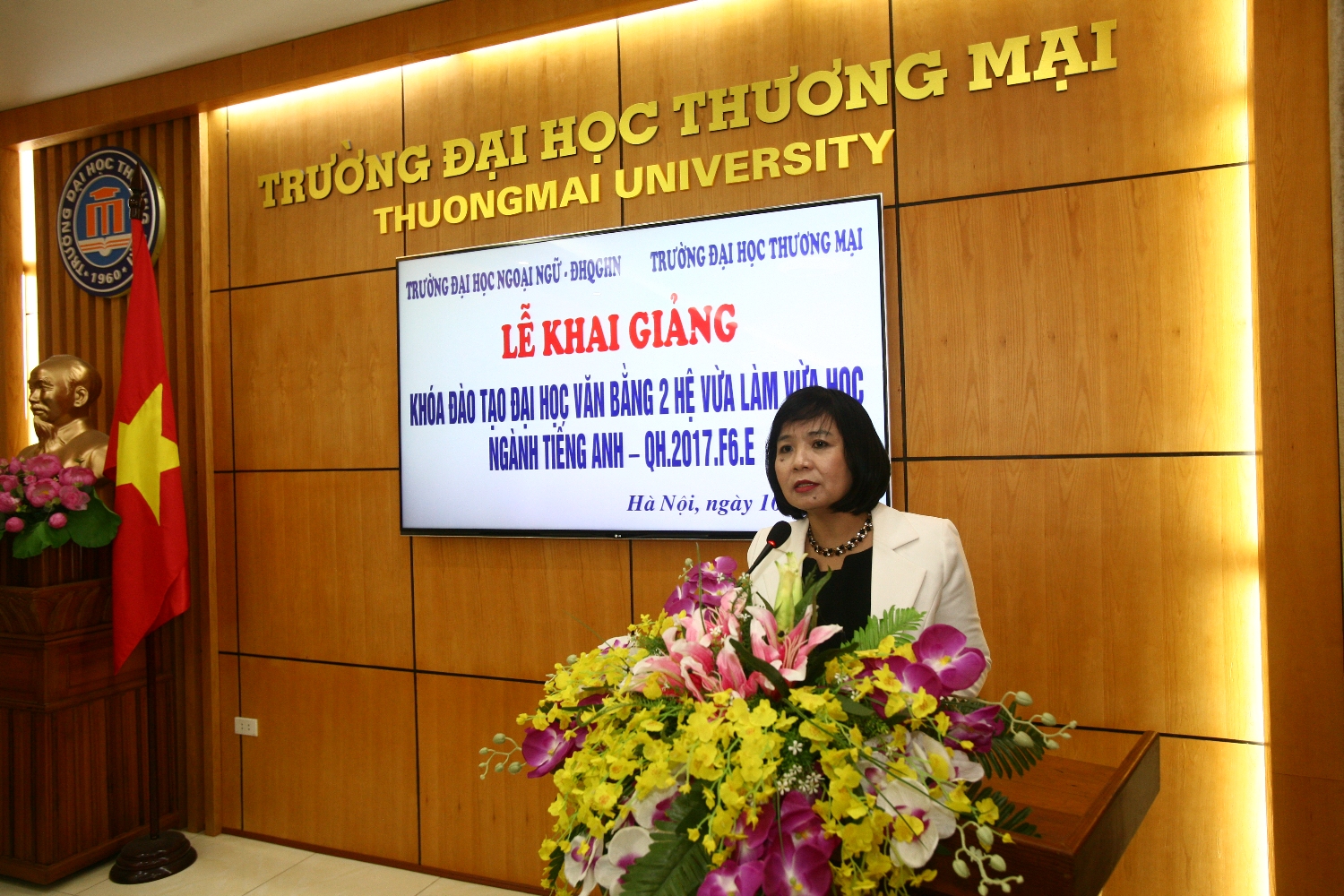 Đại diện trường Đại học Thương mại phát biểu trong buổi khai giảng