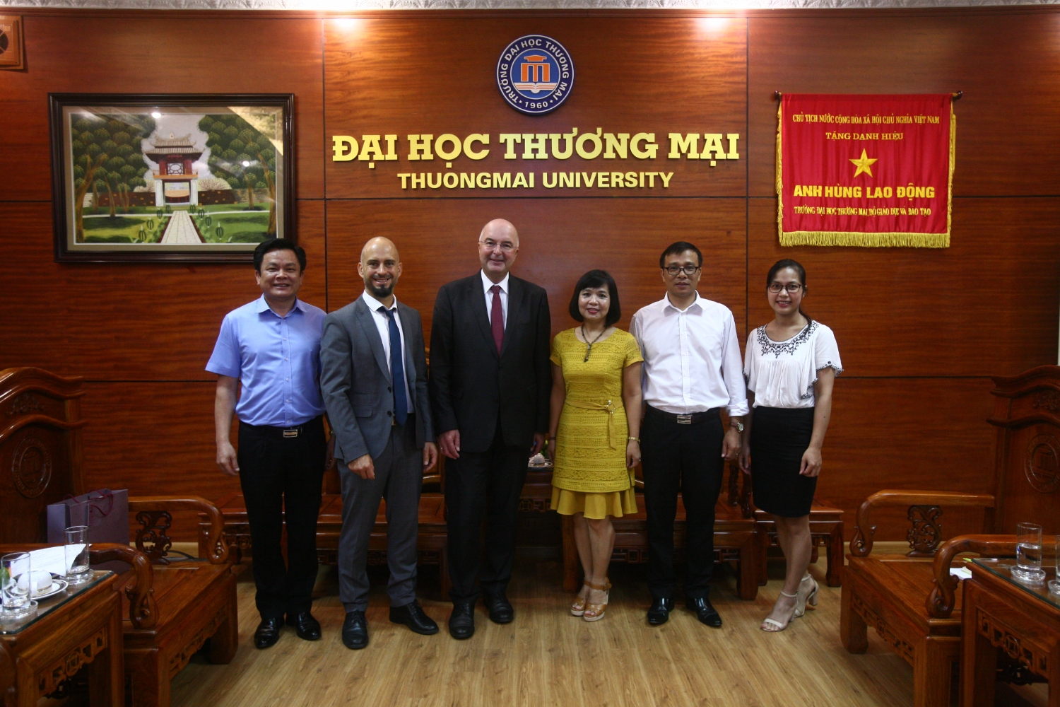 TRƯỜNG ĐẠI HỌC THƯƠNG MẠI LÀM VIỆC VỚI ĐẠI DIỆN TRƯỜNG ĐẠI HỌC KHOA HỌC ỨNG DỤNG IMC KREMS, CH ÁO